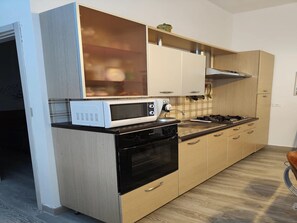 Køleskab, mikrobølgeovn, ovn, kogeplade
