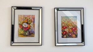 Two framed floral paintings on a wall. - Hauptbahnhof Boutique Rooms - Virtual Reception & Self-Checkin (Vienna)