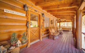 Terrace/patio - Enchanted Forest - Seasonal Mountain Views, Community Pool & Hot Tub (Sevierville)