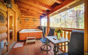 Interior - Enchanted Forest - Seasonal Mountain Views, Community Pool & Hot Tub (Sevierville)