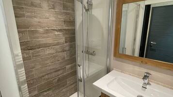 Exclusive Quadruple Room, Private Bathroom, Garden View (Florentine ) | Bathroom | Towels