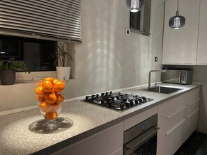 Kylskåp, ugn, spishäll och diskmaskin
