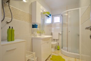 Douche, sèche-cheveux, serviettes fournies