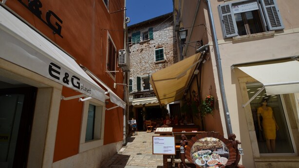A narrow street with a restaurant named 'Marinero' and a signboard displaying various dishes. - Bea & Leo Apartment in center (Rovinj)