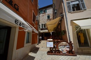 A narrow street with a restaurant named 'Marinero' and a signboard displaying various dishes. - Bea & Leo Apartment in center (Rovinj)