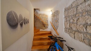 A staircase with wooden steps leading to a stone wall. - Bea & Leo Apartment in center (Rovinj)