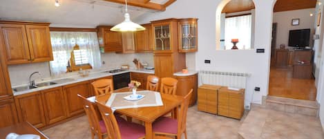 Frigorifero, forno, piano cottura, lavastoviglie