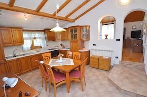 Kylskåp, ugn, spishäll och diskmaskin