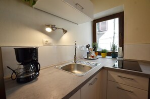 Fridge, microwave, stovetop, coffee/tea maker - Bruno Stylish Apartment (Rovinj)
