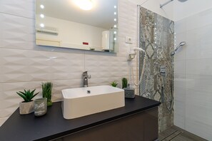 Shower, hair dryer, towels