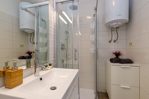 Dusche, Haartrockner, HandtĂŒcher