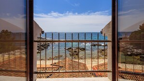 A balcony with a view of the sea and rocky shoreline. - Cuvi Beach - Mansarde Apartment (Rovinj)