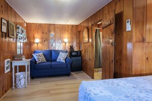 1 habitación, tabla de planchar con plancha, cuna de viaje y wifi