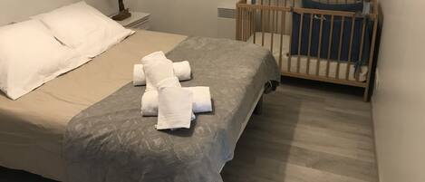 2 bedrooms, iron/ironing board, free WiFi, bed sheets