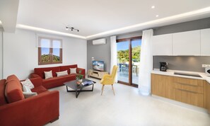 Smart TV, mesa de ping pong, libros, estéreo