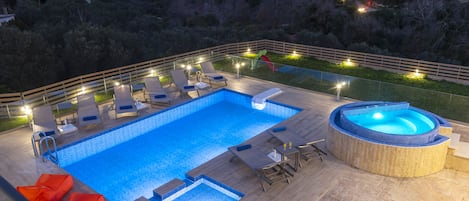 Utomhuspool och uppvärmd pool