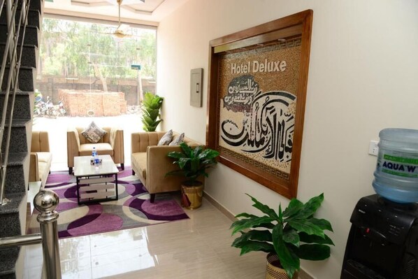 Lobby sitting area - Hotel Deluxe Johar Town Lahore (Lahore)