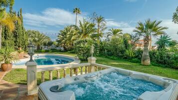 Bain à remous extérieur