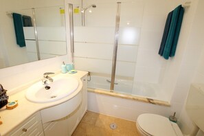 Combined shower/bathtub, hair dryer, bidet, towels - Apartment Virginia - Tavira center (Tavira)