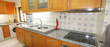 Een koelkast, een oven, een kookplaat, een vaatwasser