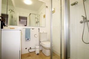 Combined shower/bathtub, hair dryer, bidet, towels