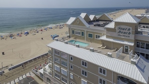 Ein Hotel mit Pool und Zugang zum Strand, mit einem Schild, auf dem "South Beach Boardwalk" steht.