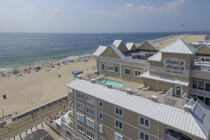 Ein Hotel mit Pool, Meerblick und mehreren Balkonen.