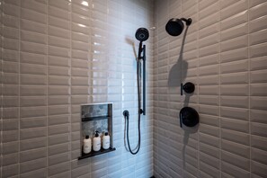 Dusche, Handtücher, Seife, Shampoo