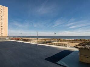 Sport court - Oceanfront Studio for up to 3, indoor and outdoor pool! (Ocean City)