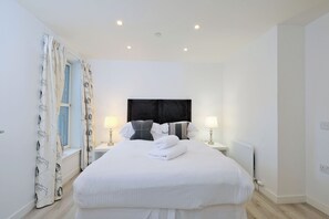 2 bedrooms, premium bedding, desk, laptop workspace - Modern 2 Bed Home in Aberdeen (Aberdeen)