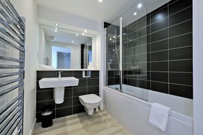 Free toiletries, hair dryer, towels, soap - Modern 2 Bed Home in Aberdeen (Aberdeen)