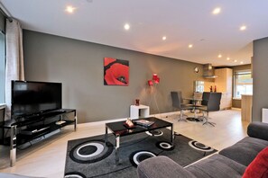 公寓 (2 Bedrooms) | 客厅 | 智能电视、加热地板