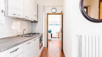 Fridge, microwave, oven, coffee/tea maker