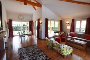 Smart TV, fireplace, DVD player - Idyllic Villa Retreat with Pool (Les Mazes)