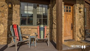 Un edificio de piedra con puerta y ventanas de madera.