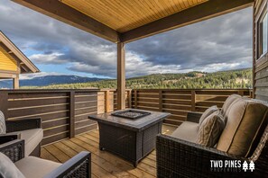 Terrace/patio - Elegant Town Center Townhome! Hot Tub! 15 Min Drive to Resort! 5 Min Walk to Tow (Big Sky)