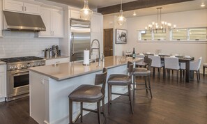 Fridge, microwave, oven, stovetop - Elegant Town Center Townhome! Hot Tub! 15 Min Drive to Resort! 5 Min Walk to Tow (Big Sky)