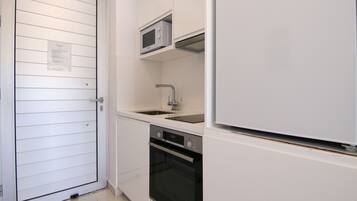 Apartamento Deluxe | Cocina privada | Frigorífico