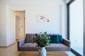 Appartement Deluxe | Aire de séjour | Téléviseur