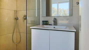 Deluxe Apartment | Bathroom