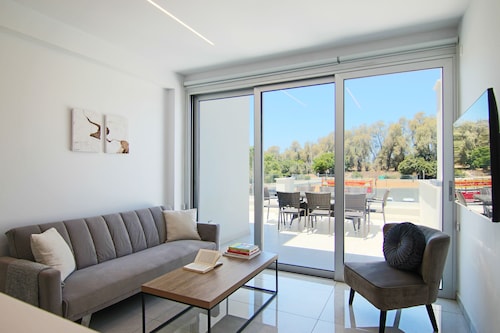 Phaedrus Living: Seaside Deluxe Flat Harbour 112