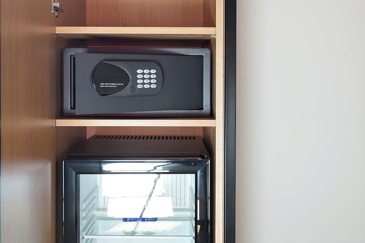 Un refrigerador compacto con panel de control, congelador integrado y puerta de vidrio.