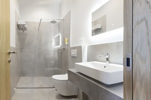 Een douche, handdoeken