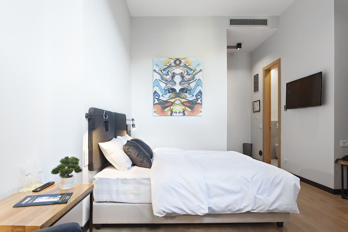 Een minibar, een bureau, geluiddichte muren, gratis wifi