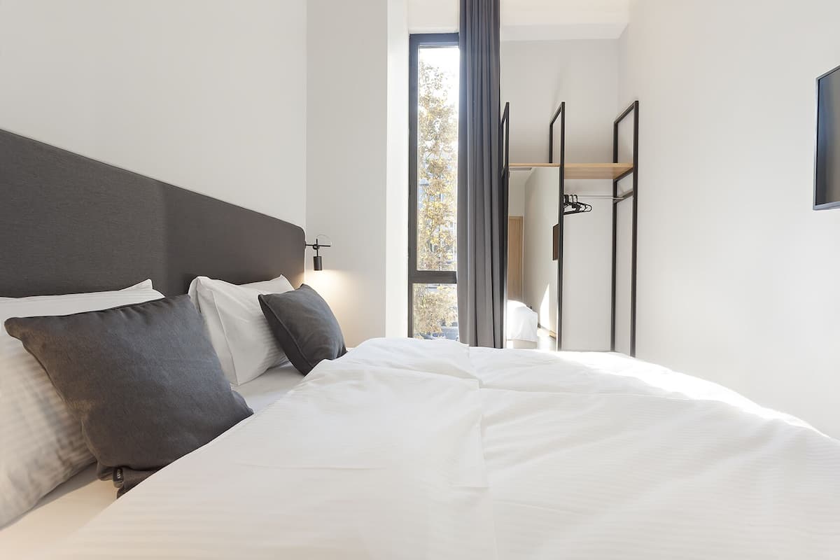 Een minibar, een bureau, geluiddichte muren, gratis wifi