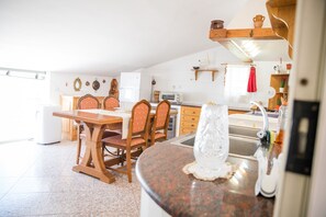 Microondas, cafetera o tetera y utensilios de cocina