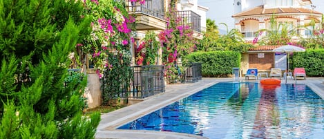 季節性室外泳池;09:00 至 20:00 開放;躺椅