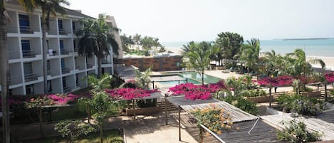 En la playa y playa de arena blanca
