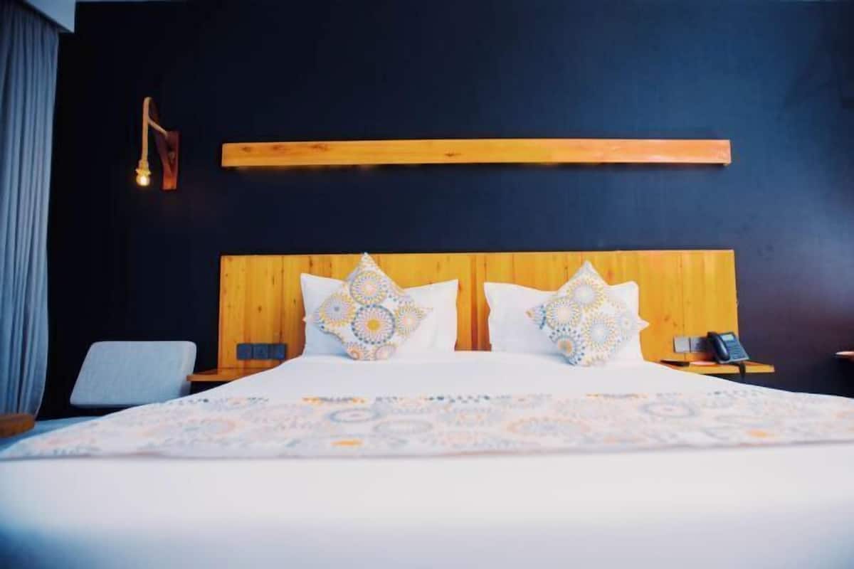 Cofres nos quartos, berços grátis, Wi-Fi de cortesia, roupa de cama