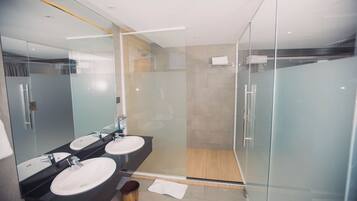 Pancuran mandi, hulu semburan mandi hujan, selipar, tuala disediakan